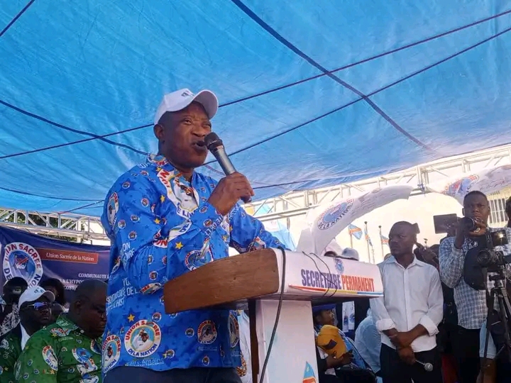 André Mbata, secrétaire général de la plateforme politique présidentielle Union sacrée de la nation (USN), lors de meeting populaire tenu à l'issue d'une marche organisée vendredi 19 décembre à Kinshasa capitale de la République démocratique du Congo