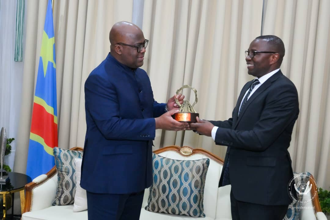 Le président Félix Tshisekedi, lors de la réception de son trophée de « Grand bâtisseur », par le ministre du commerce extérieur Julien Paluku, au terme du Conseil des ministres.