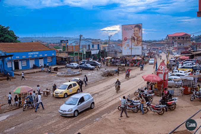 La ville de Kimpese, dans la province du Kongo-Central, en République démocratique du Congo  (RDC).