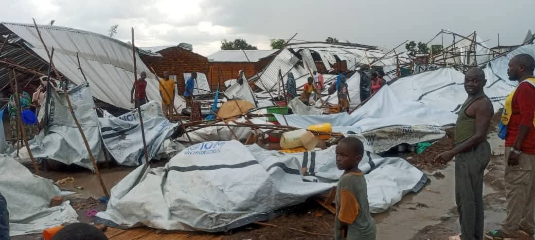 Les abris de fortune des réfugiés congolais détruits par les intempéries , au camp Musenyi 2, à Burundi,