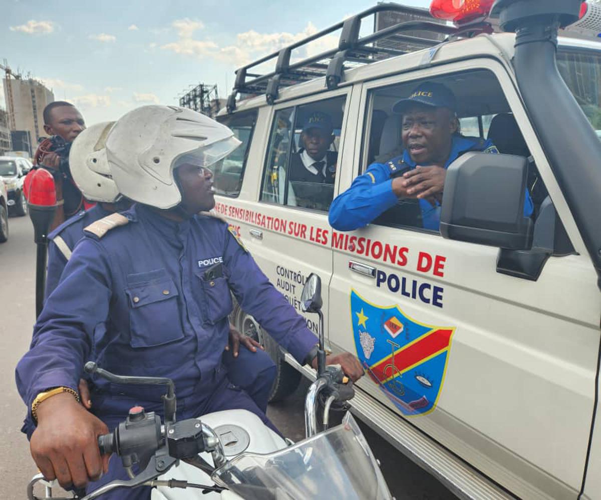 Le commissaire supérieur Jean-Claude Tshibuyanga, directeur du Bureau des Investigations à l'Inspection générale de la PNC, donnant des instructions aux policiers, à Kinshasa. Crédit photo, Radio Okapi.