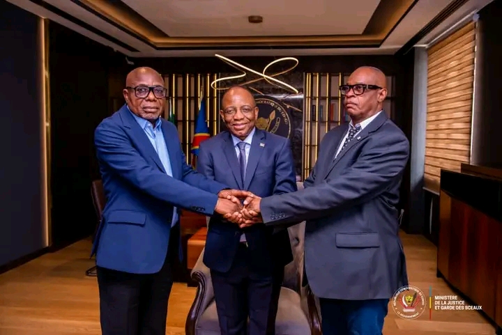 Lors de la cérémonie de réconciliation entre les deux responsables de la police judiciaire, présidée par le ministre de la justice congolaise, Guillaume Ngefa. Crédit photo, CelluleCom ministère. 