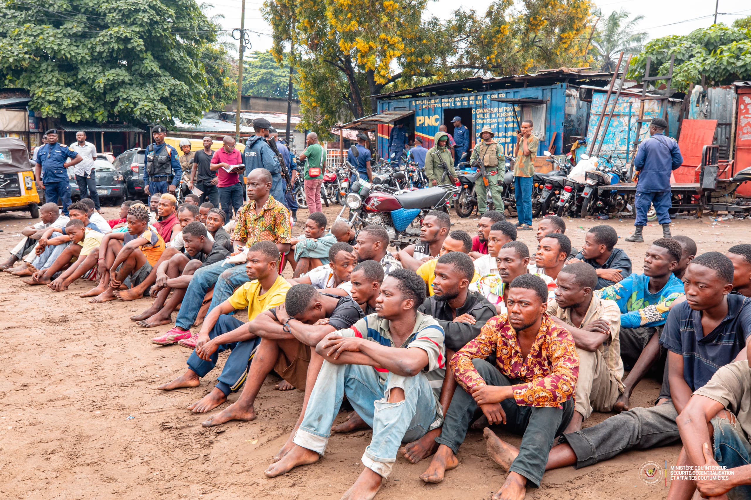 Les présumés criminels interpellés par la PNC, dans le cadre de l'opération « NDOBO ». Crédit photo, CelluleCom ministère.