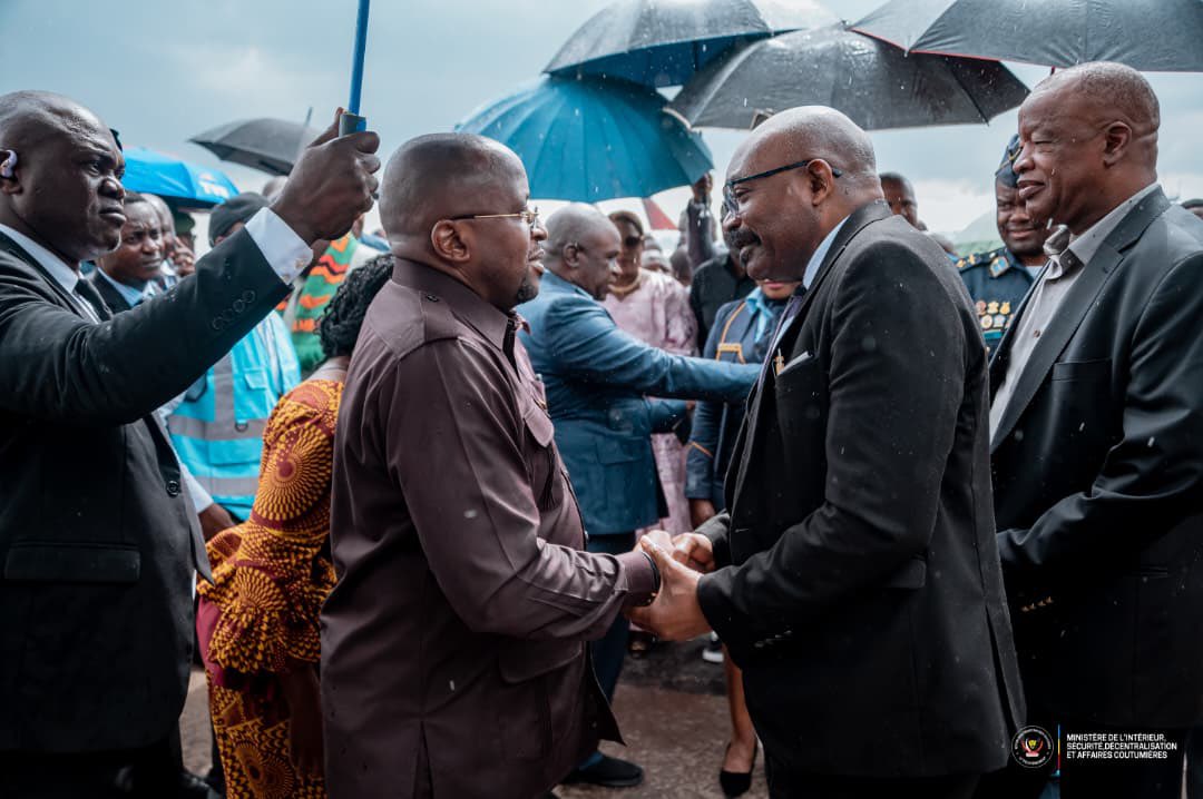 Lors de la rencontre entre le VPM de l'intérieur sécurité et affaires coutumières, Jacquemain Shabani avec son homologue Zambie, le ministre de la Défense Ambrose Lwijii Lufuma, à Lubumbashi, chef-lieu de la province du Haut-Katanga.