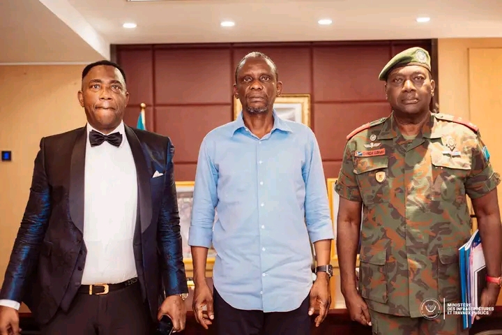 Le ministre des infrastructures et travaux publics John Banza entouré de ses hôtes.