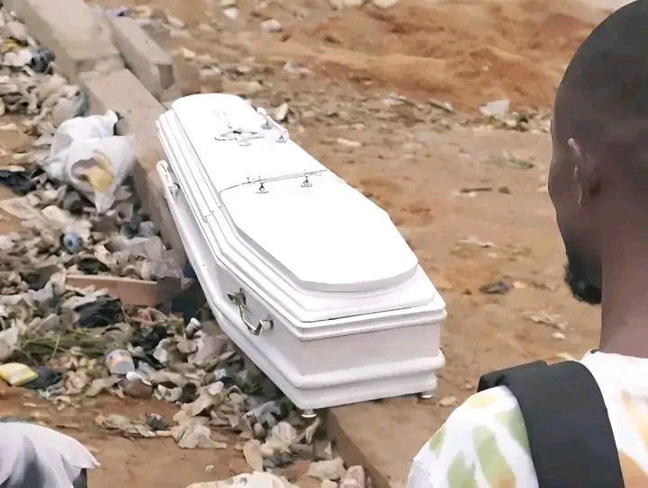 Photo d'un cercueil abandonné.