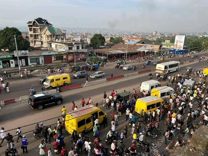 Kinshasa au ralenti : les mesures contre les embouteillages suscitent la colère des chauffeurs