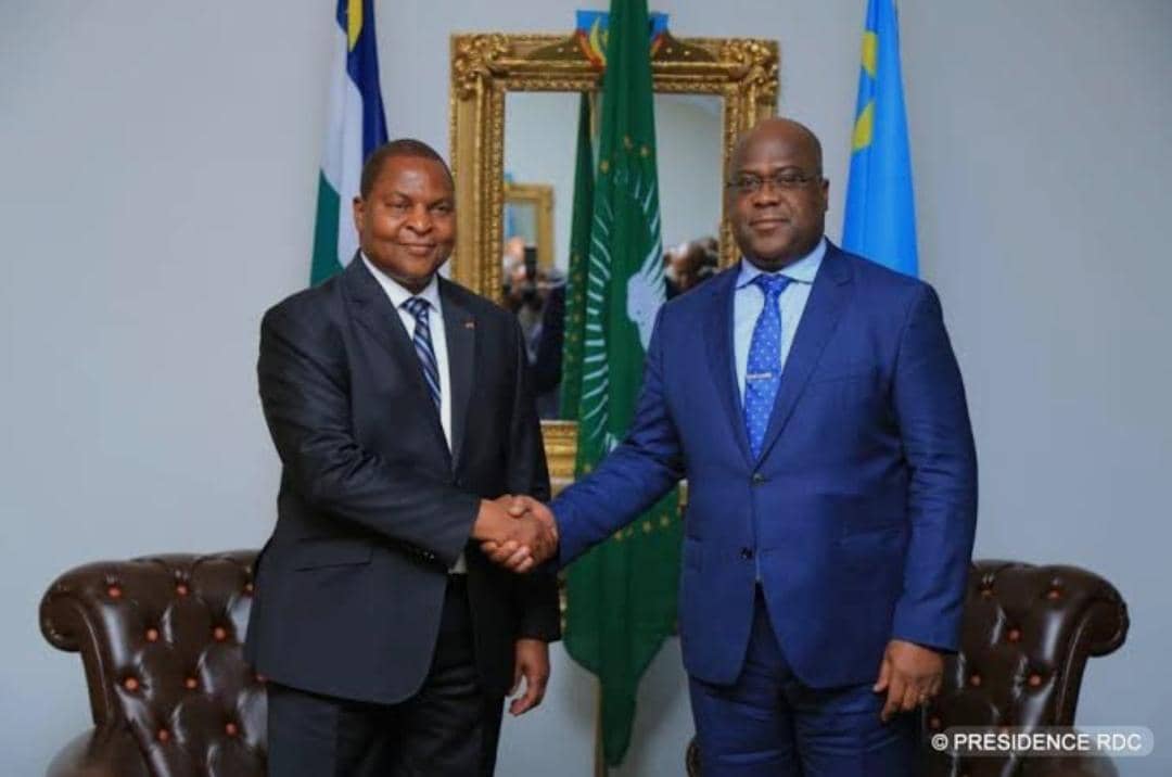 Poignée de main entre, Félix Tshisekedi, président de la RDC avec son homologue centrafricain réélu, Faustin-Archange Touadéra.