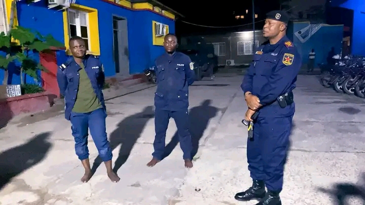présentation de deux faux policiers arrêtés par la PNC.