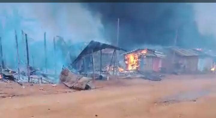 Des habitations incendiées après une attaque des ADF, à Beni.