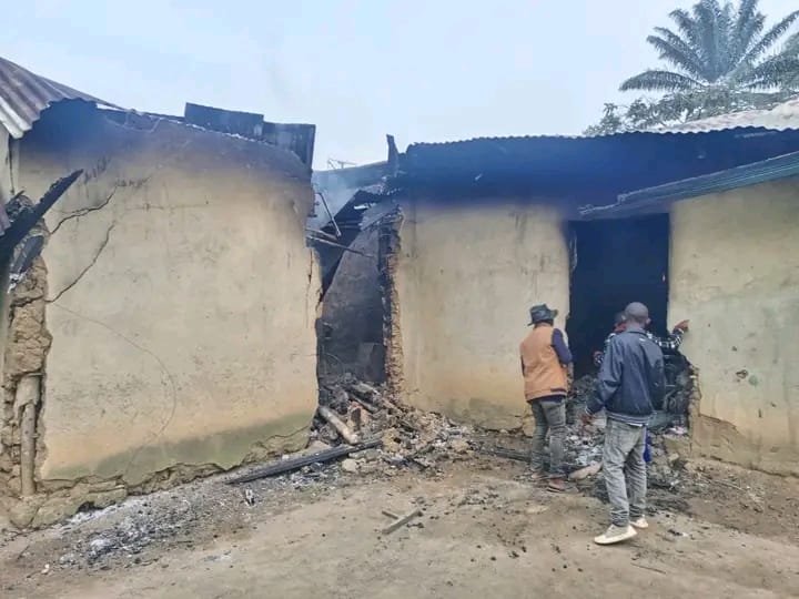 Les maisons incendiées après l'incursion attribuée aux ADF.