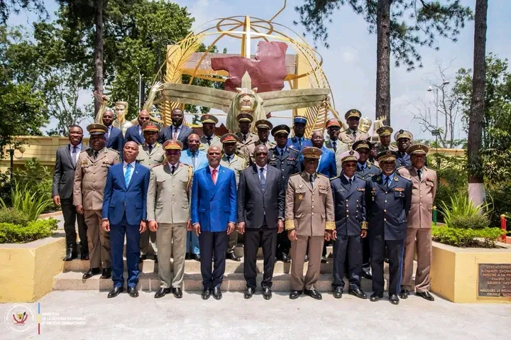 Photo de famille, à l'issue de la rencontre entre les deux membres des gouvernements, de la RDC et du Congo-Brazzaville, mardi 10 février 2026, à Brazzaville.