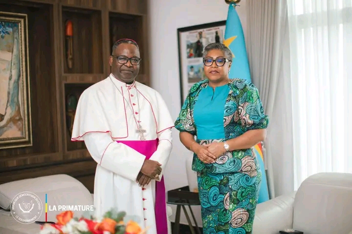 De gauche à droite, Judith Suminwa, première ministre du gouvernement de la RDC et Mgr Chrispin Kimbeni, évêque du diocèse de Kisantu, dans la province du Kongo-Central. Crédit photo CelluleCom primature de la République.