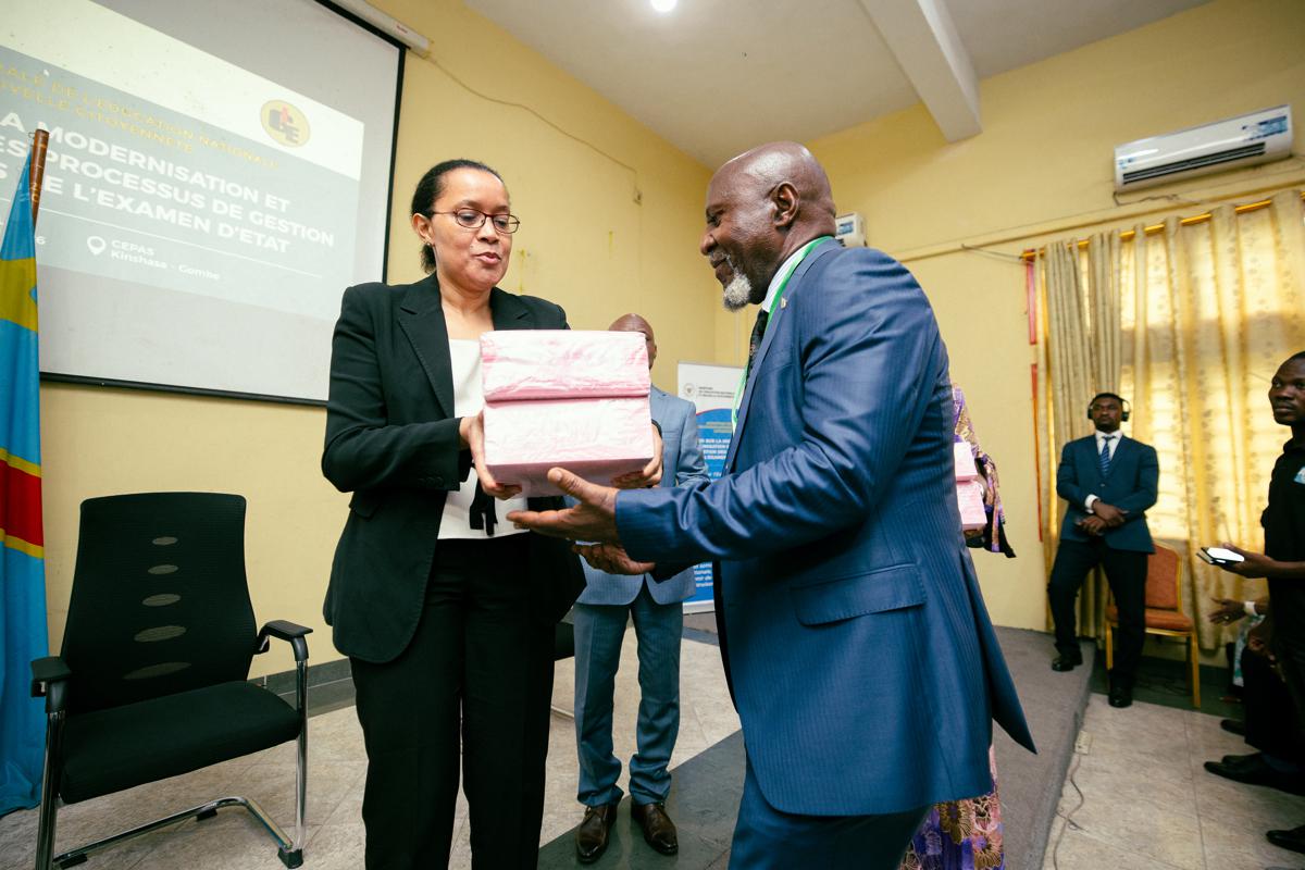 RDC : le gouvernement dote 60 provinces éducationnelles de bulletins cartonnés pour l’année scolaire 2025-2026