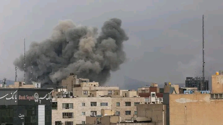 Iran : aucune victime après une frappe sur le bâtiment de l’Assemblée des experts, attribuée à Israël