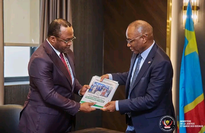 De gauche à droite, Ministre de la justice Guillaume Ngefa et  l'archevêque Dodo Kamba, président  du Conseil Interreligieux Congolais (CIC), lors d'une rencontre tenue jeudi 04 mars 2026, à Kinshasa, capitale de la République démocratique du Congo (