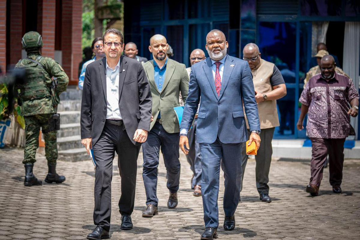 Bruno Lemarquis, coordonnateur résident et humanitaire en RDC et chef intérimaire de la MONUSCO et le Chef rebelle Corneille Nangaa coordonnateur de l'AFC-M23, mardi 17 mars 2026, à Goma, au Nord-Kivu dans l'Est de la République démocratique du Congo