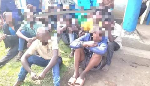 Les six présumés auteurs d'un vol interpellés par la PNC, à Kasindi, dans le territoire de Beni, au Nord-Kivu.