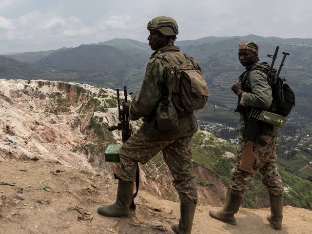 Photo d'illustration. Deux éléments des rebelles de l'AFC-M23, dans un site minier.