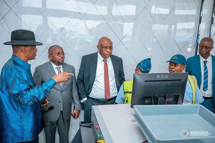 Le VPM de l'intérieur sécurité et affaires coutumières, Jacquemain Shabani et son homologue des Transports, Jean-Pierre Bemba, à l'issue de la réunion.