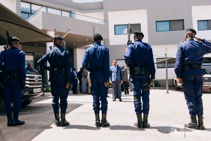 Dieudonné Kamuleta président de la Cour Constitutionnelle et du CSM, reçoit les honneurs militaires, lors de son arrivée à Kolwezi.