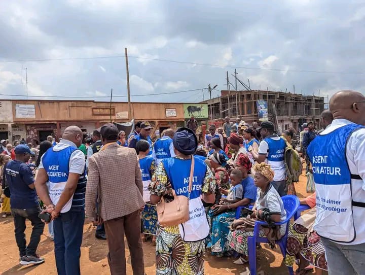 Les équipes de vaccination contre la poliomyélite.