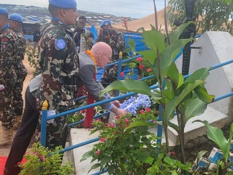 Ituri : le chef de la MONUSCO James Swan rend hommage aux casques bleus tombés à Fataki en 2004