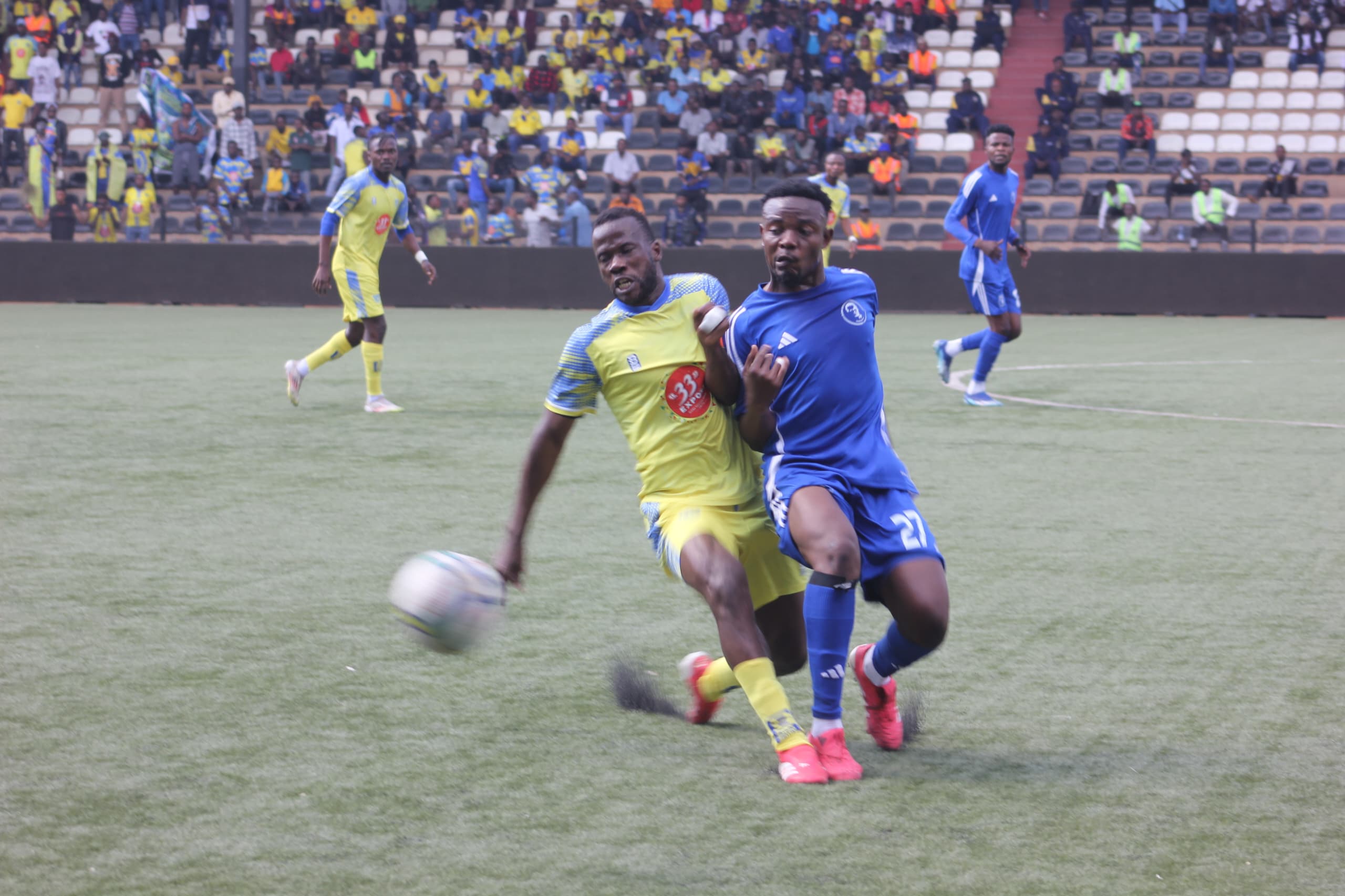 Photo d'illustration. Un duel entre les deux joueurs du FC Lupopo et de les Aigles du Congo, lors d'une rencontre de la LINAFOOT.