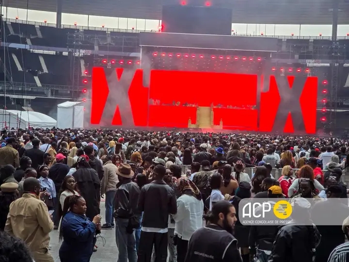 Vue d'ensemble des spectateurs devant le podium au Stade de France, lors du concert de l'artiste Fally Ipupa. Crédit photo ACP.