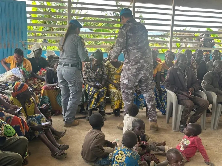 Lors de la séance de sensibilisation sur le  site des personnes déplacées internes (IDP) de Mbala, à Bunia, dans la province de l’Ituri, par la police de la Monusco, mardi 05 mai 2026.
