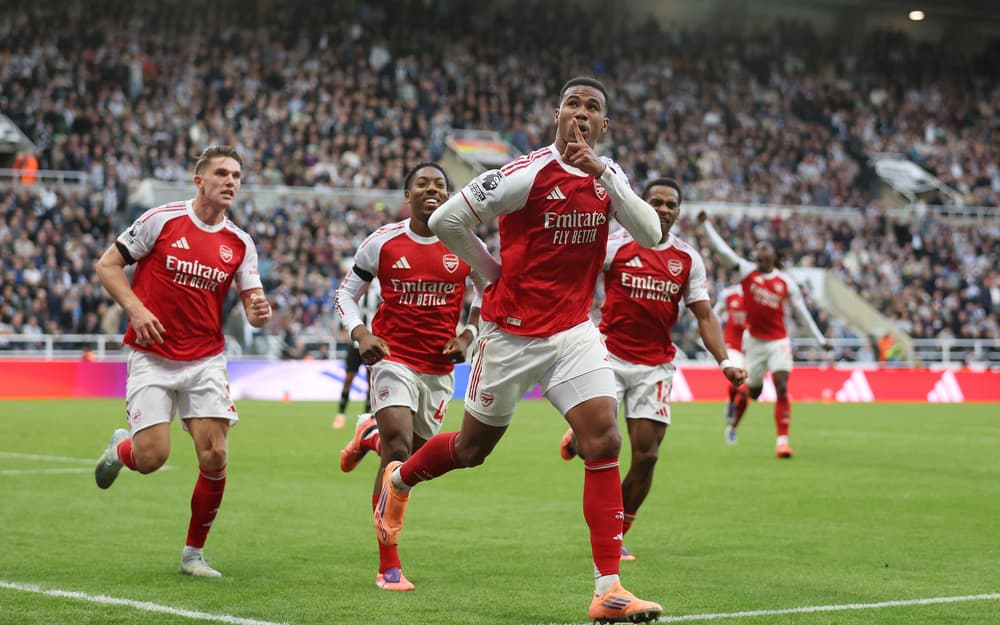 Les joueurs d'Arsenal, célèbrent le but.