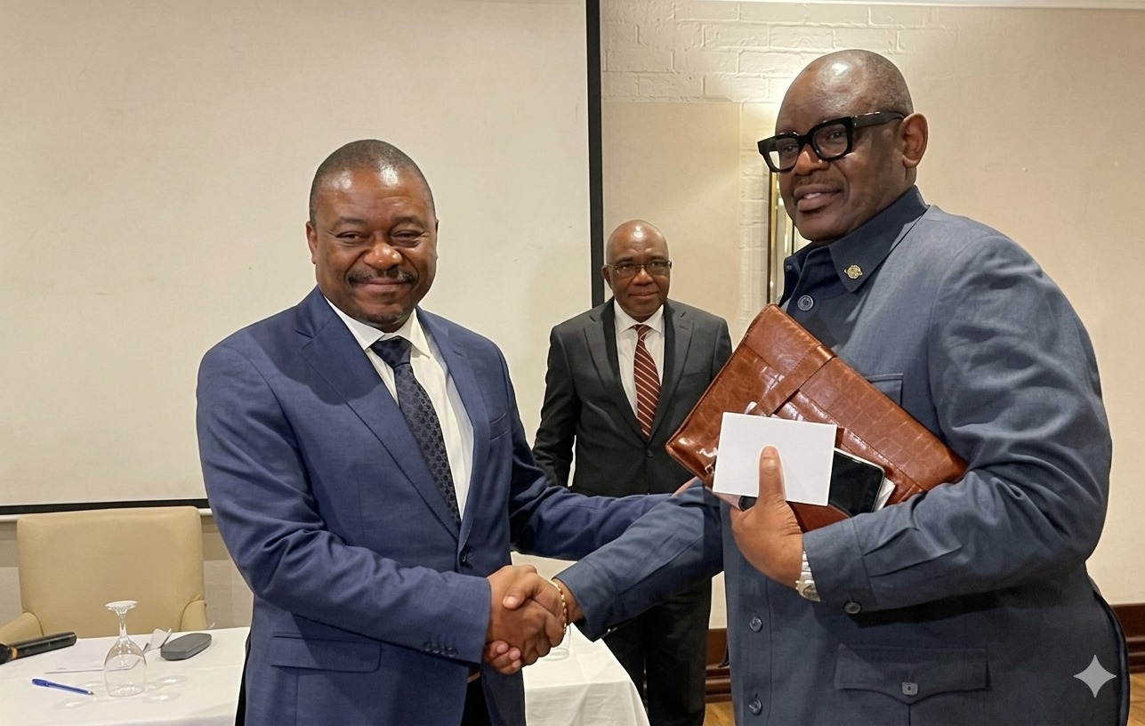 Yves Buteke, représentant de la société SMOOTH FORTUNE et le Ministre des Mines de la RDC, Louis Watum Kabamba
