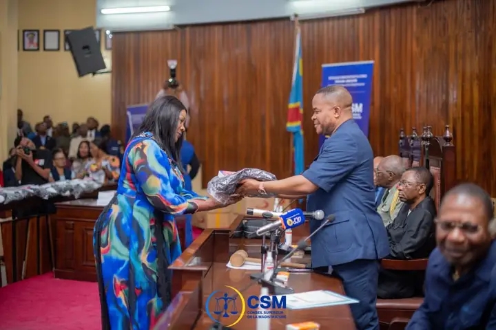 Lors de la cérémonie de remise des toges aux nouveaux magistrats, par Dieudonné Kamuleta, président de la Cour Constitutionnelle et du Conseil supérieur de la magistrature, en RDC.