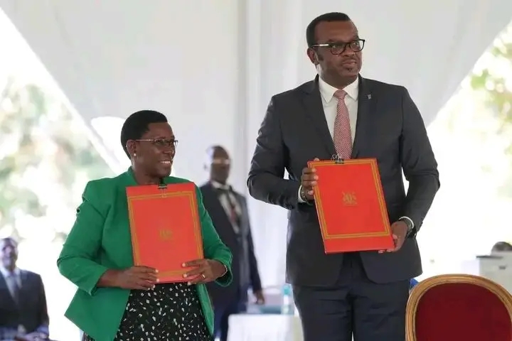 le Vice-Premier ministre en charge de la Fonction publique, Jean-Pierre Lihau, et son homologue ougandais, lors de la cérémonie de signature du mémorandum.