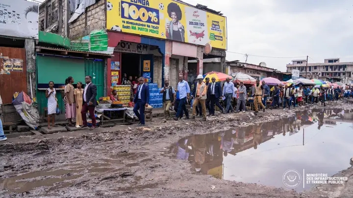 Lors de la visite de la route Kianza à Ngaba, en état délabré, par John Banza, ministre des infrastructures et travaux publics de la RDC.