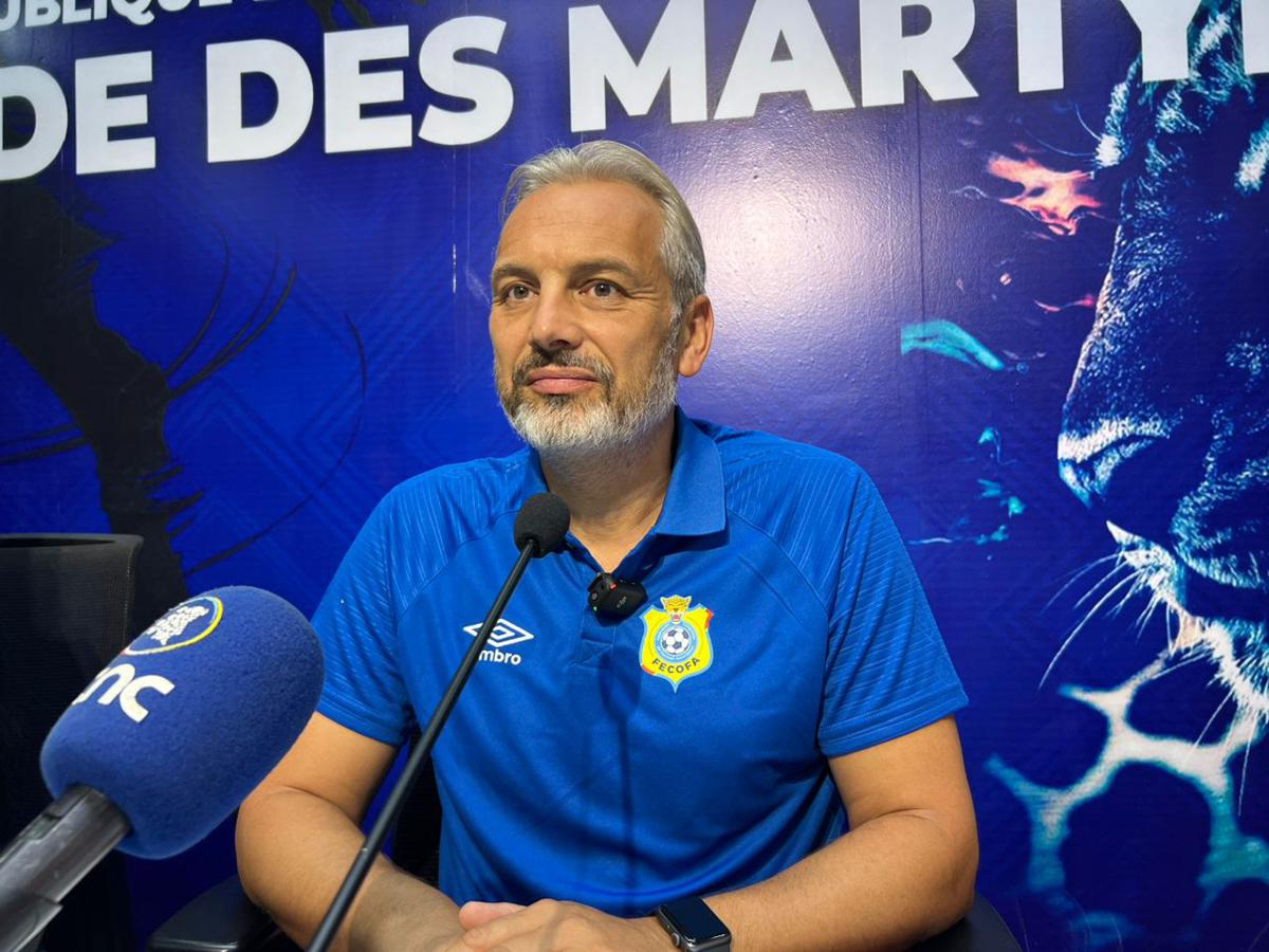 Sébastien Desarbre, sélectionneur national des Léopards de la République démocratique du Congo (RDC), lors d'une conférence de presse tenue  dans les installations du Stade des Martyrs à Kinshasa.
