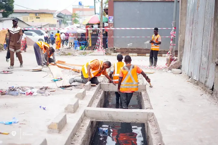 Lors des travaux de curage des canalisations à Kinshasa.