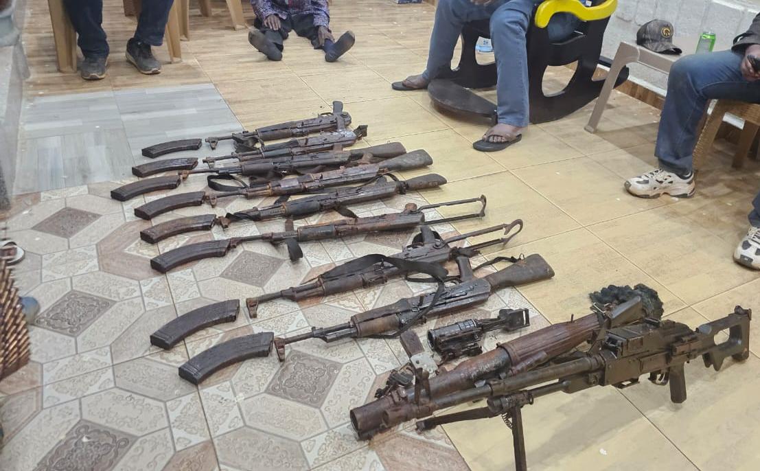 Ituri : les FARDC découvrent une cache contenant 11 armes de guerre à Nizi