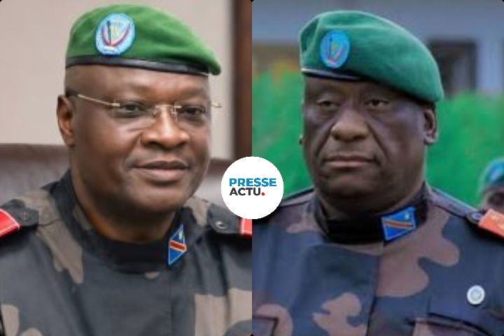 Nouveau gouverneur militaire, le général de brigade Kasongo Mulumba Batoka Gaby à droite et Johnny Luboya Nkashama, gouverneur militaire sortant .