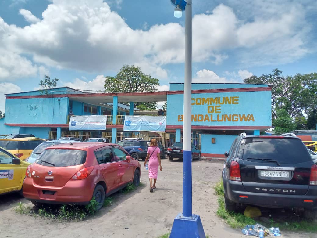 Kinshasa : un moratoire de 48 heures pour évacuer une kermesse installée dans la maison communale de Bandalungwa