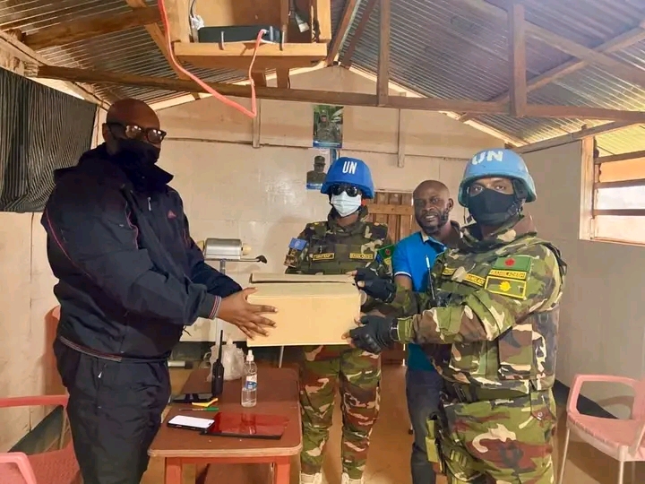Lors de la remise de matériels à Mungwalu   Photo/Monusco