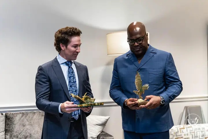De gauche à droite, Félix Tshisekedi, président de la RDC, et  Joël Osteen, pasteur et responsable de Lakewood Church de Houston, dans l'État du Texas, aux États-Unis d'Amérique.