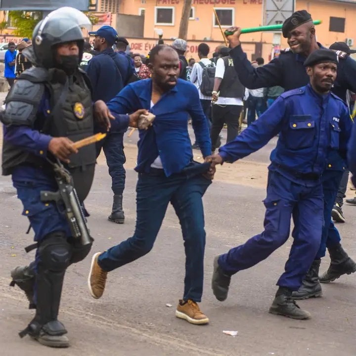 La répression policière lors du sit-in de l'opposition sous l'initiative de la Coalition C64.