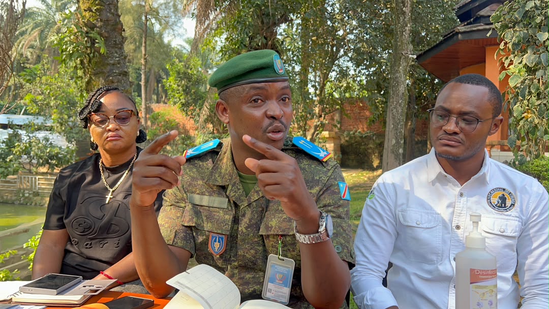 Le porte-parole des opérations Sokola 1 Front Nord, le Marc Elongo, lors d'un point de presse tenu dimanche 22 juin 2026,  à Beni, dans la province du Nord-Kivu, à l'Est de la RDC.