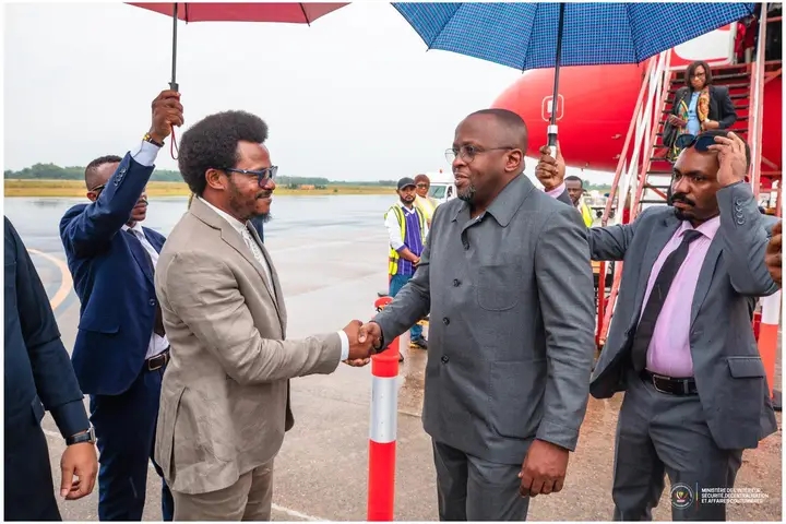 Poignée de main, entre le VPM Jacquemain Shabani, avec le gouverneur de province de la Tshopo, lors de son arrivée à Kisangani.
