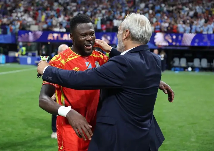 Chancel Mbemba et le sélectionneur national des Léopards, Sébastien Desarbre, après la qualification en 16e de finale de la Coupe du monde 2026, face l'Ouzbékistan ( 3-1).
