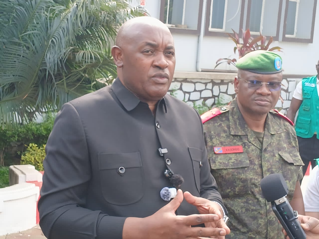 le ministre ougandais de la Santé, le Dr Chris Baryomunsi, en mission officielle dans la province de l'Ituri, à Bunia.
