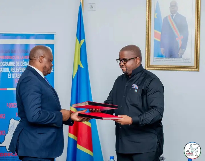 Floribert Anzuluni Isiloketshi, ministre de l’Intégration régionale, et Jean de Dieu Désiré Ntanga Ntita, coordonnateur national du P-DDRCS, lors de la cérémonie de la signature de protocole d'accord.