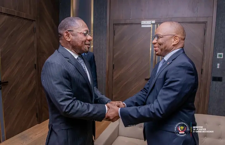 Le  ministre d’État, ministre de la Justice et Garde des Sceaux, Guillaume Ngefa, et le procureur général près la Cour de cassation, Firmin Mvonde.