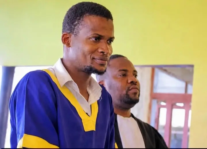 Nathanaël onokomba, lors de sa comparution, devant le tribunal militaire de Ndolo.